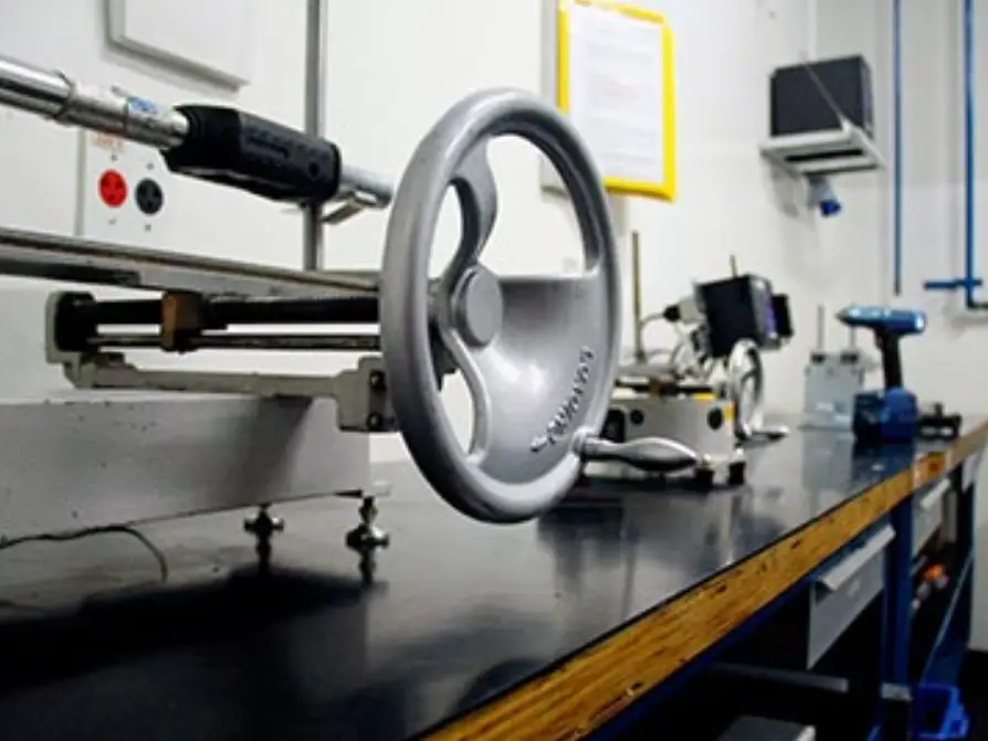 Laboratório de Calibração Assahi com instrumentos de medição de torque