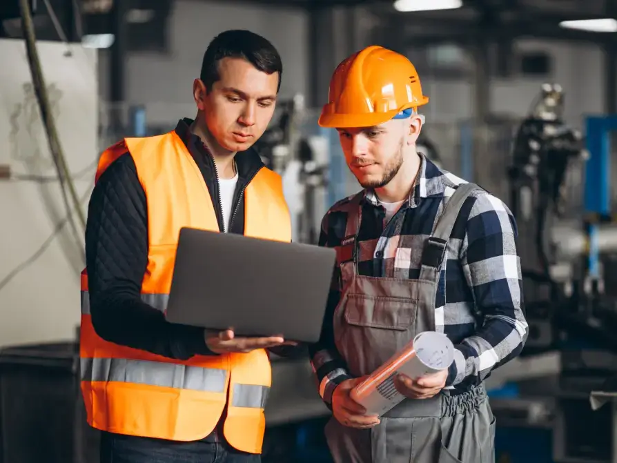 Técnicos da Assahi Máquinas analisando equipamentos industriais